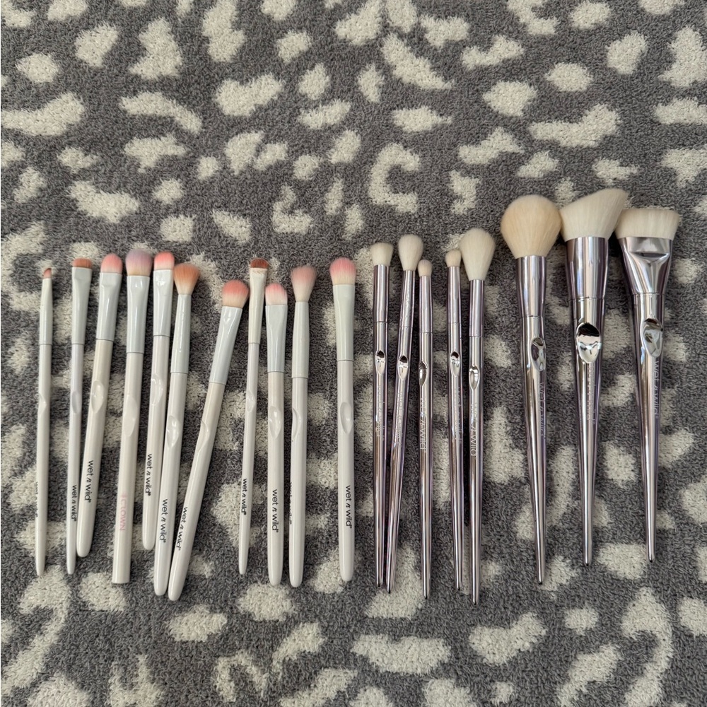wet n wild White and Silver Makeup Brush Set